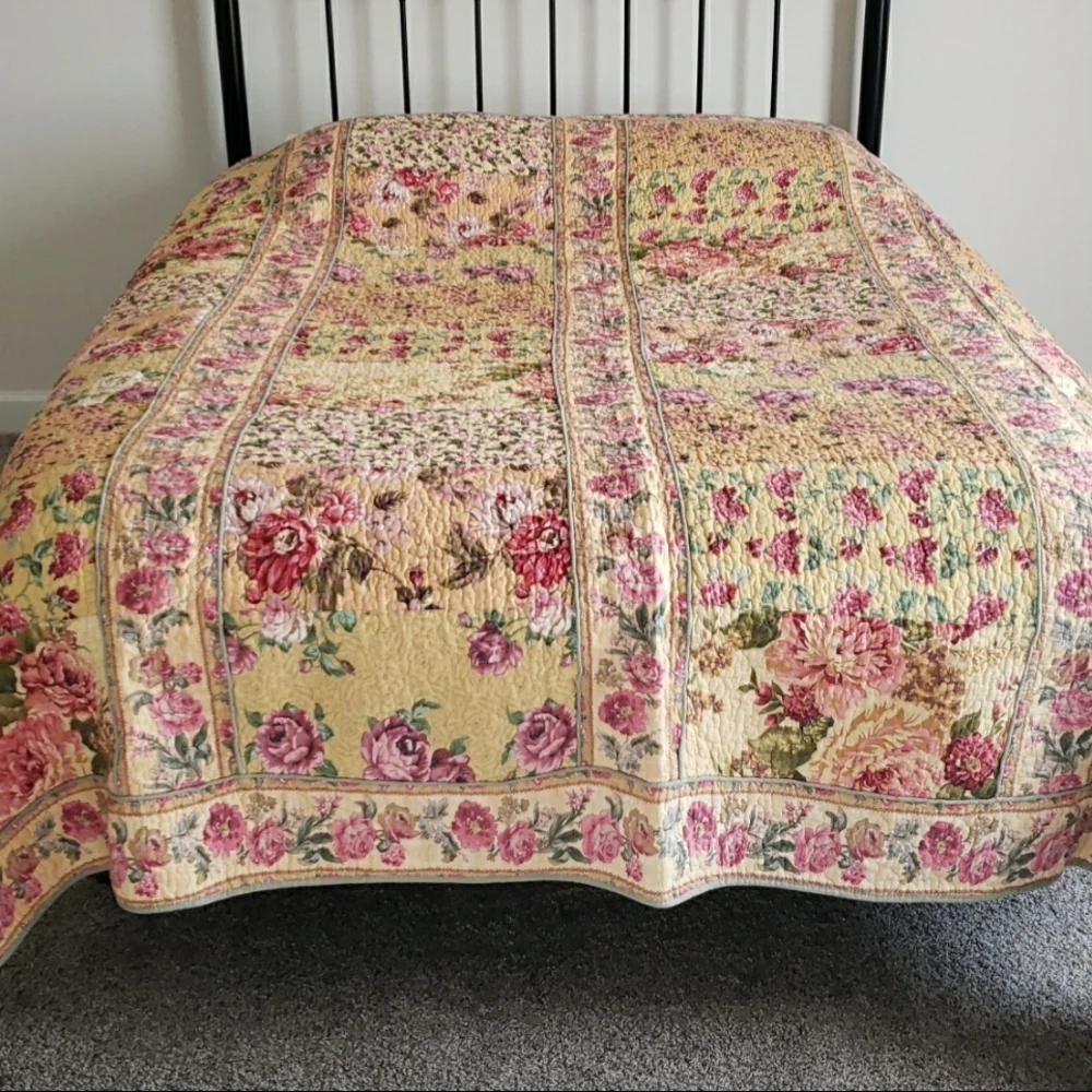Elegant Floral Quilt Comforter with Pink and Green Design